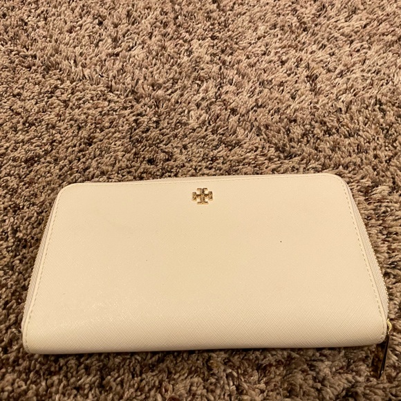 Tory Burch Handbags - Tory Burch cream zip wallet